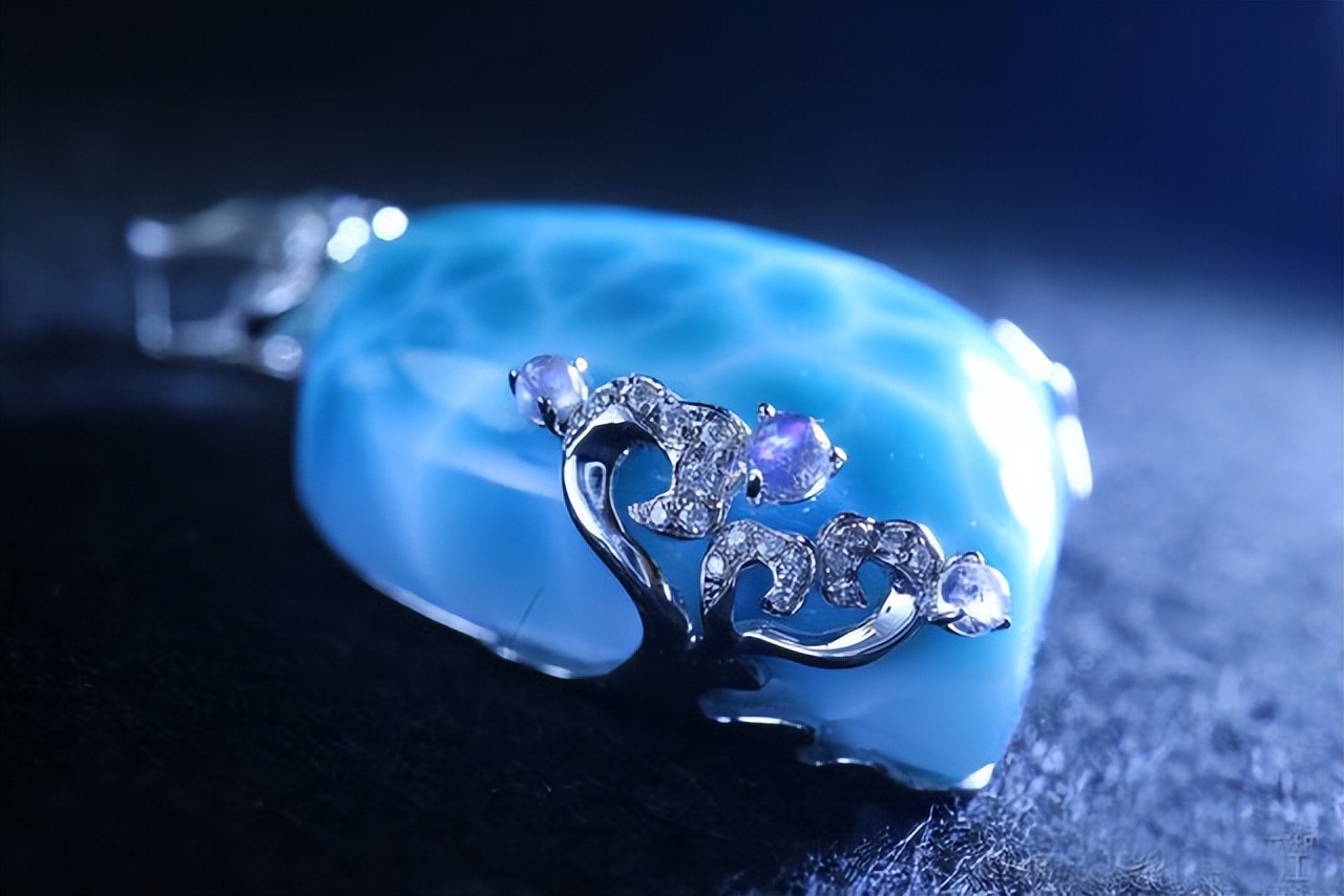 月光海纹石,海纹石戴着会变化吗