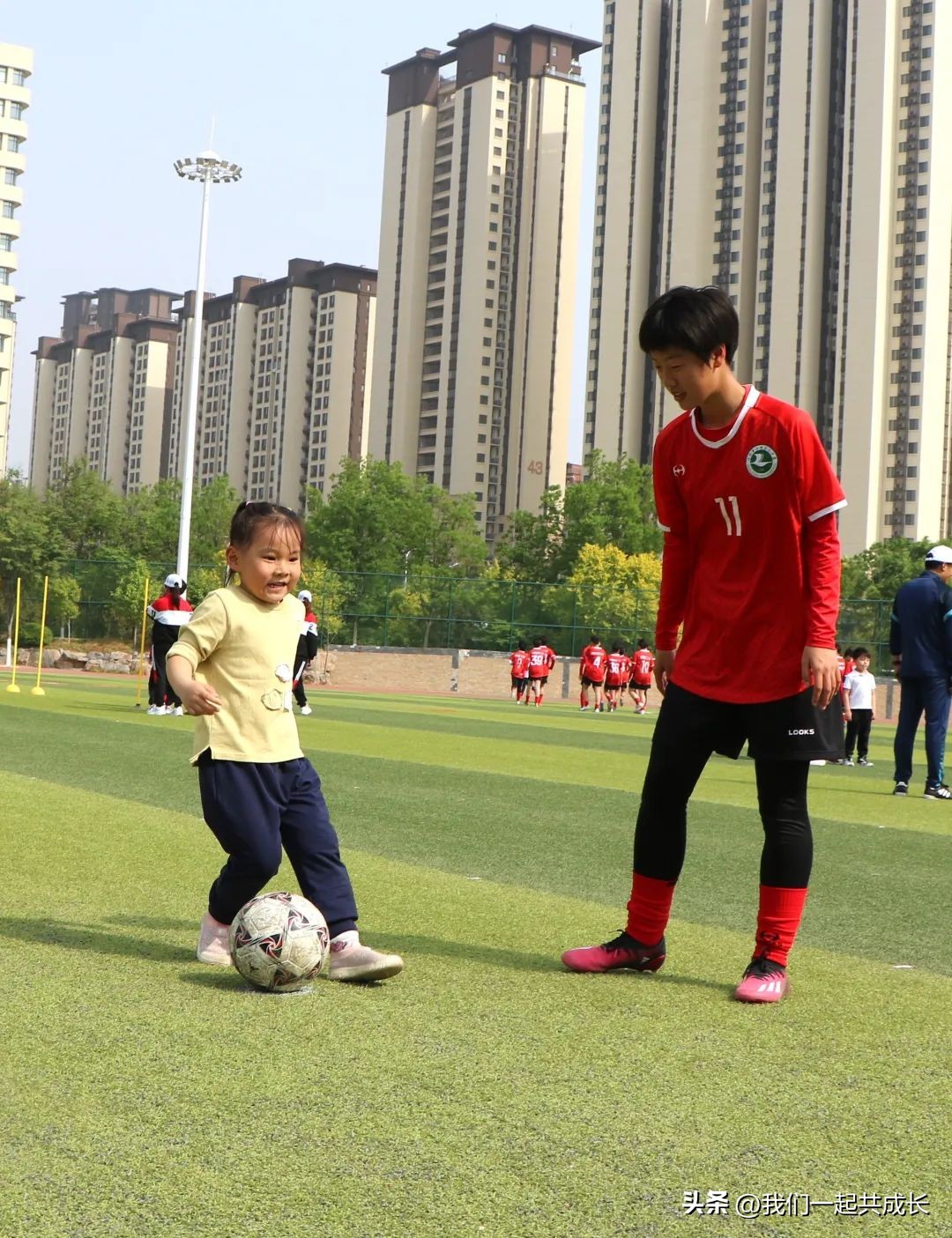 萌娃爱足球勤志全衔接：机关二园与历城二中足球队员联谊活动
