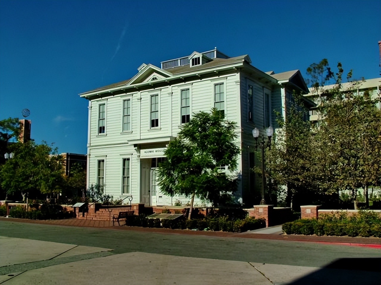 除了钱和中国人，赢在起跑线上的“网红大校”南加大还有什么？