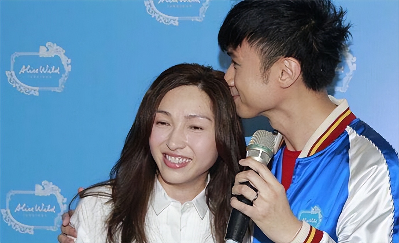 她是香港名媛,25岁放弃家族事业与古巨基谈恋爱,52岁在美国产子