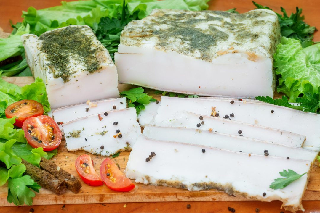 东北小伙吃俄罗斯生猪肉,生吃俄罗斯肥肉