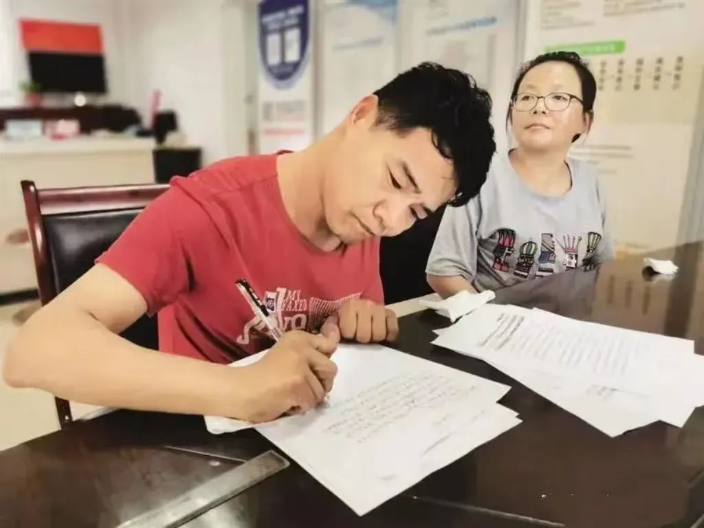 被骂“狗都不如”的脑瘫少年,带着35名残疾人创业年入1000万!背后的女人更让我感动