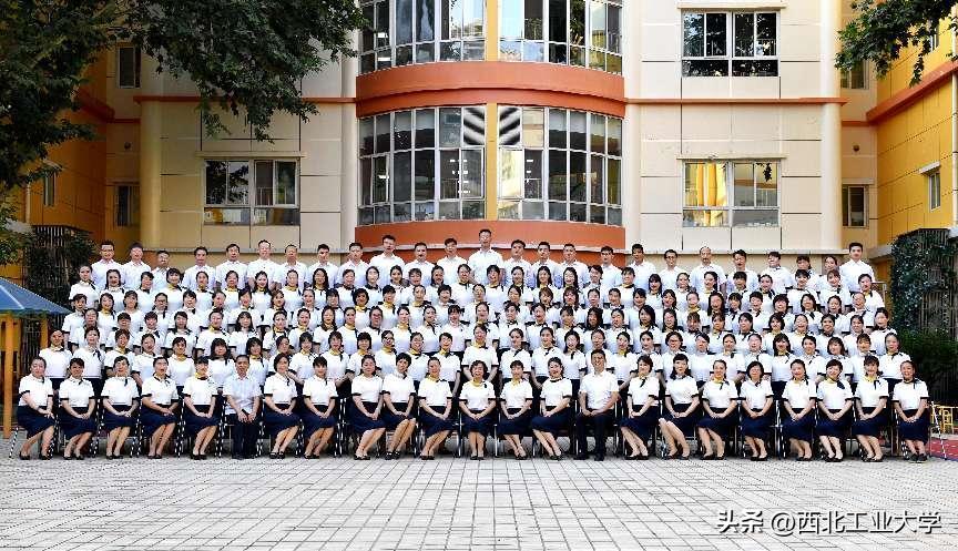 最美教师的表彰仪式,最美教职工集体