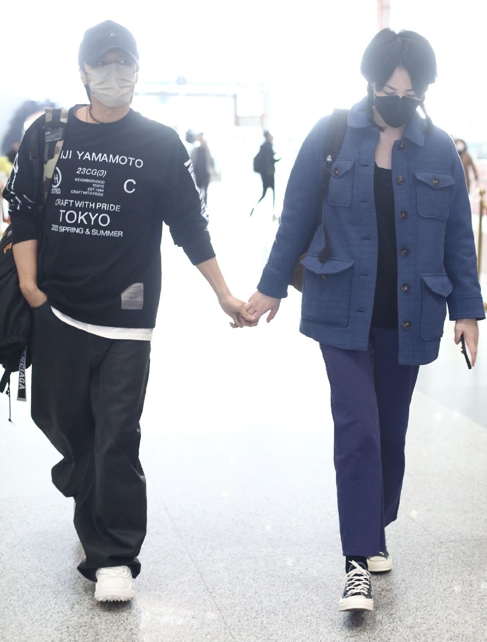 王菲和谢霆锋的机场牵手秀恩爱,王菲久违现身与谢霆锋牵手秀恩爱