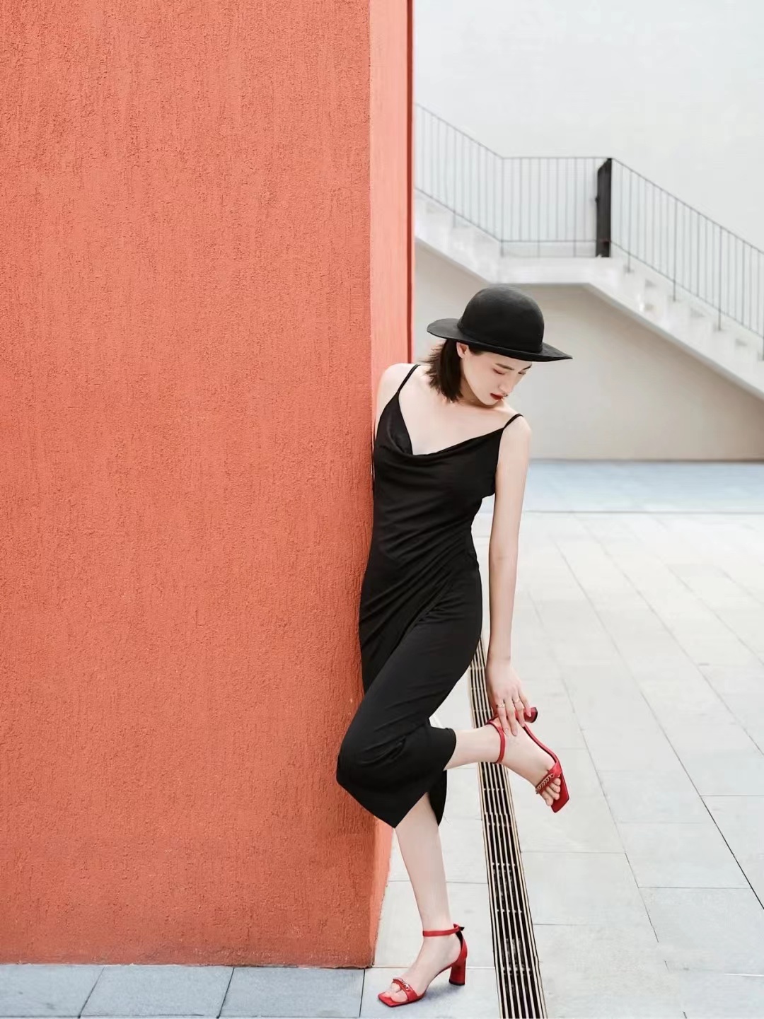 红色高跟鞋和什么颜色搭配,火红色高跟鞋