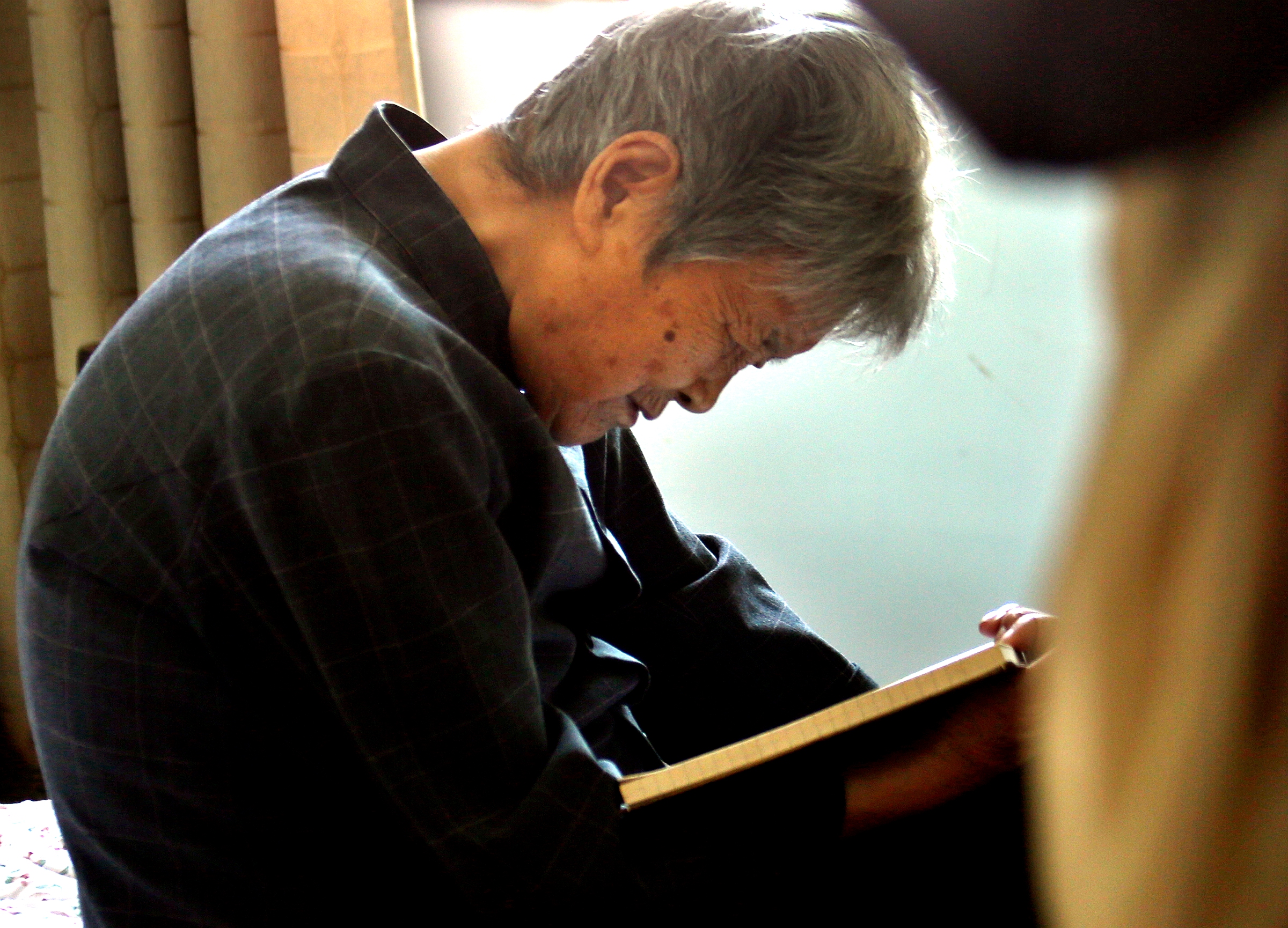 50岁老阿姨在家拍照,70后老阿姨拍照片