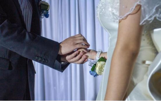 女子趁丈夫睡觉时，在隔壁房间偷情，被发现后和*夫情**将丈夫毒害