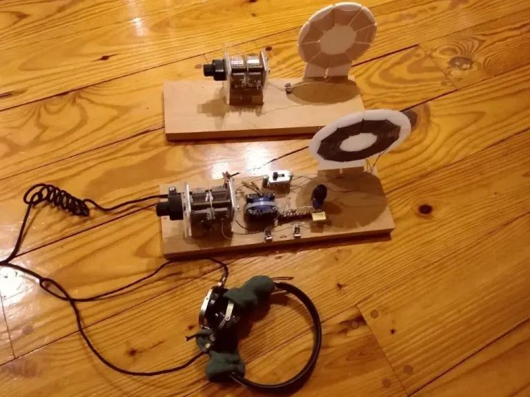 矿石收音机从风靡一时到沦为儿童玩具，围绕它的竞赛至今仍在继续