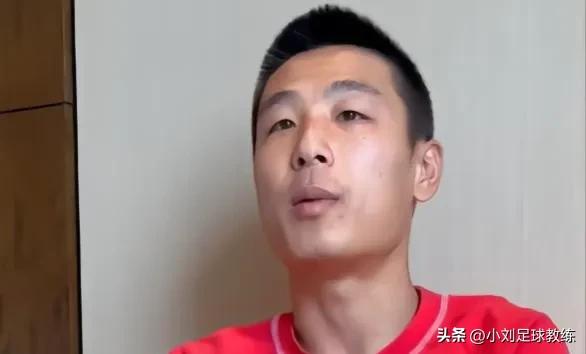 武磊带孩子看比赛,武磊小球童