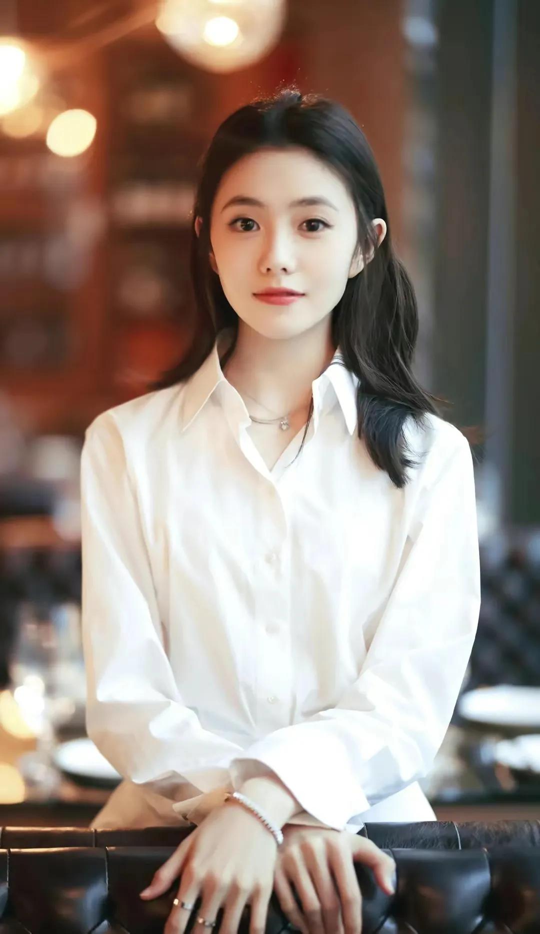 娱记曝光95后清纯小花丑闻，拍戏睡男主，私生活混乱一言难尽。