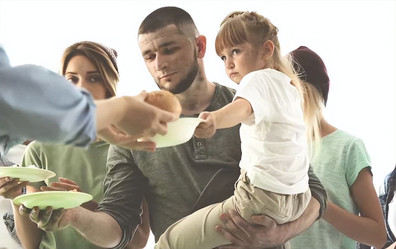 英国家长给孩子买不起牙刷，英主持人：没钱养孩子就不要做父母