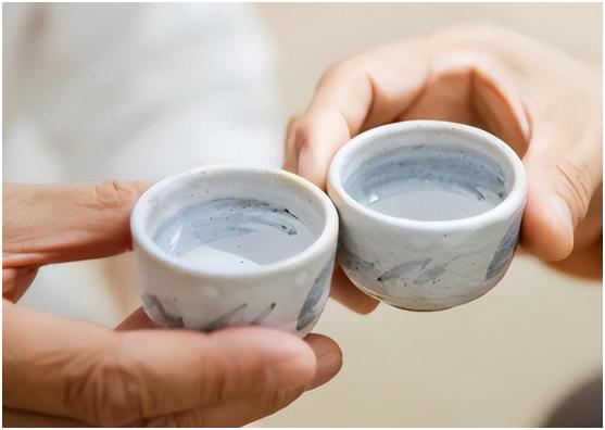 向别人敬酒时杯子应该高还是低,向别人敬酒是什么意思