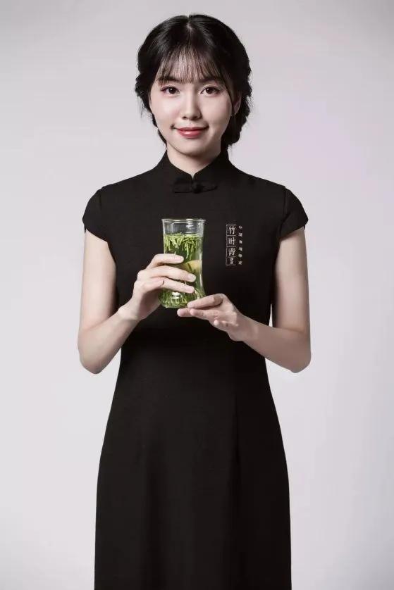 竹叶青和峨眉雪芽差距,为什么竹叶青茶叶有的是黄色的