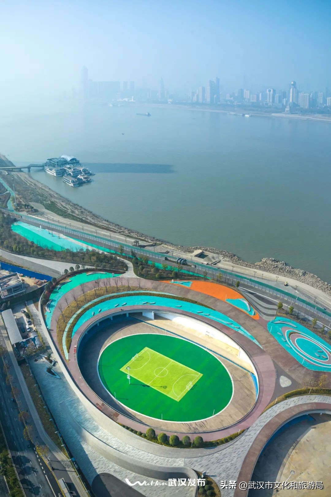 汉口江滩上新太阳能座椅,最近的江滩