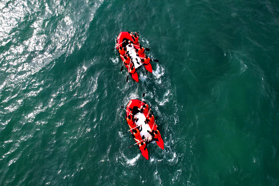 英姿飒爽守海疆金戈铁马铸忠魂,百舸争流千帆竞奋楫破浪立潮头