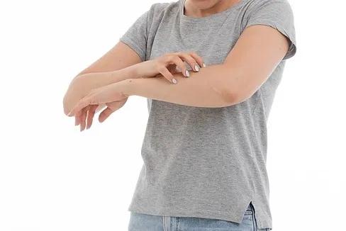 全身蚊子包痒是怎么回事,身上长红疙瘩像蚊子包有刺痒