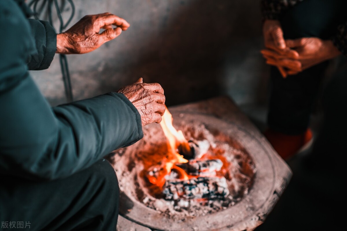 冬天农村柴火炉取暖,现在农村可以用炭火炉取暖吗