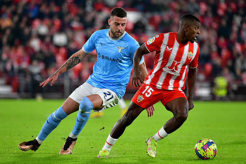 传了4年价格终于正常了！曼联盯上意甲顶级中场，皇马阿森纳竞争