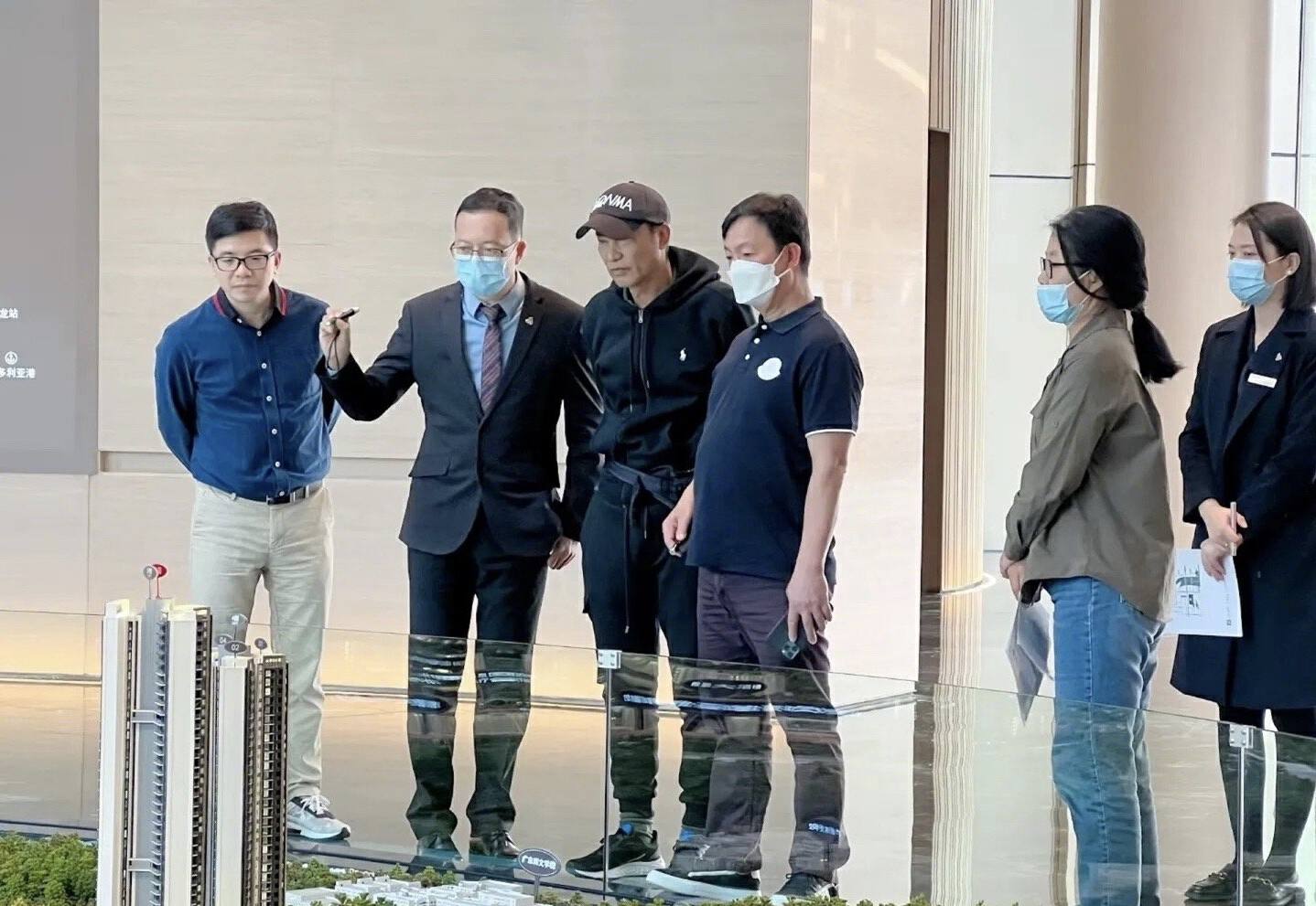 知名港星被曝在中山置业！打扮低调仍被认出，楼盘位于富豪区