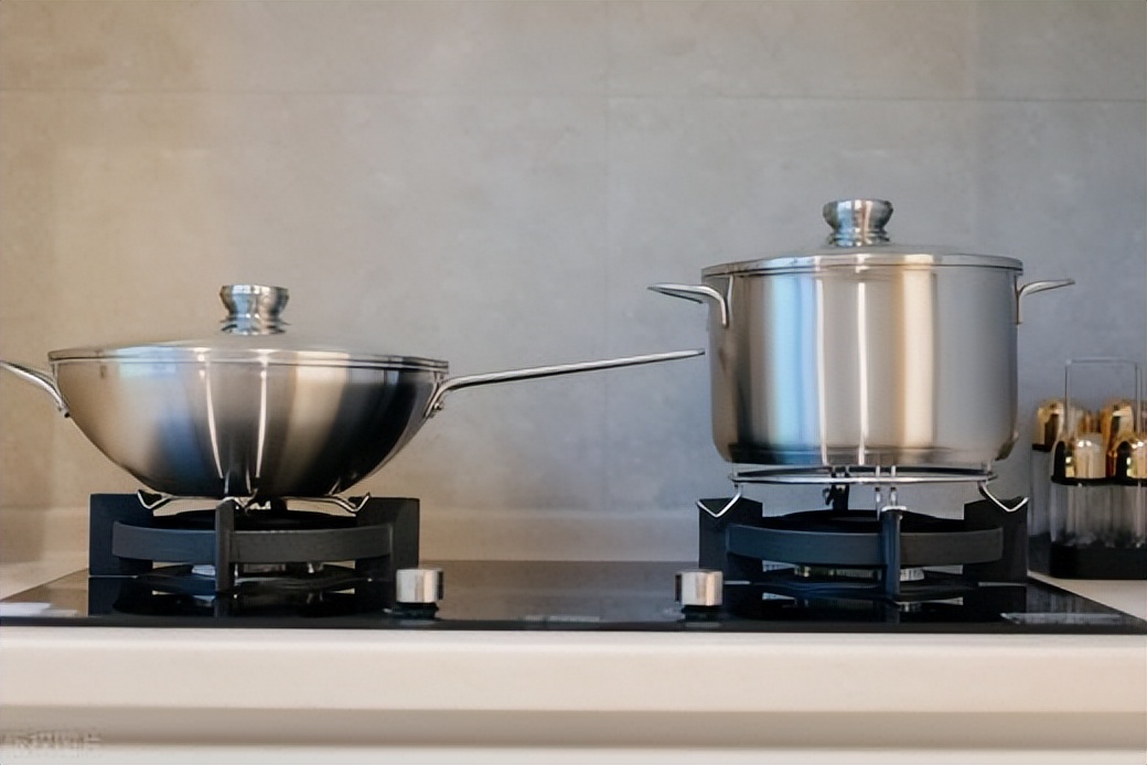 不锈钢锅怎么用才不发黄发黑,用什么擦不锈钢锅不会黑