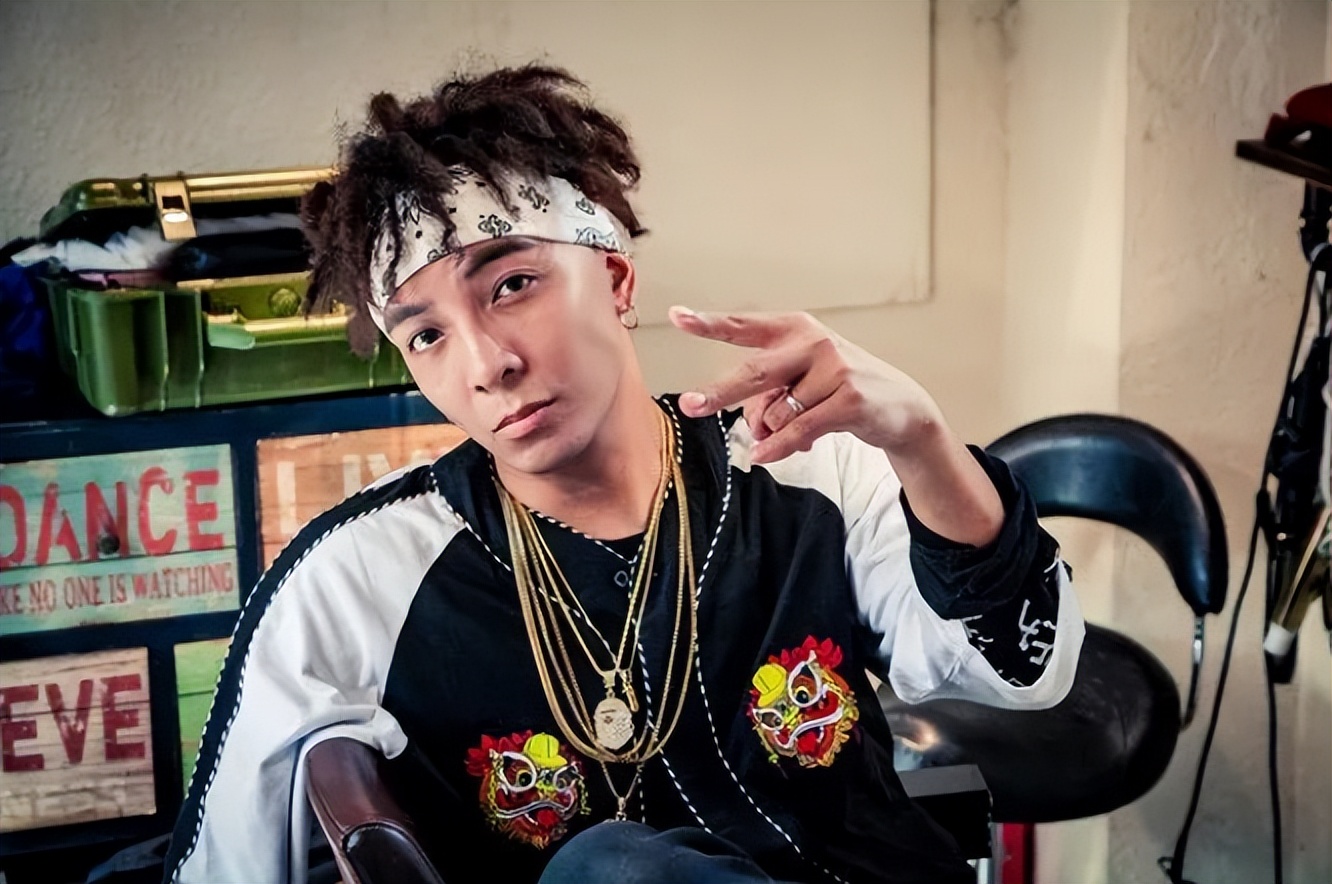 拿海鲜喂鸡、20秒36万进账，网红这一职业，真就“钱”途无量？