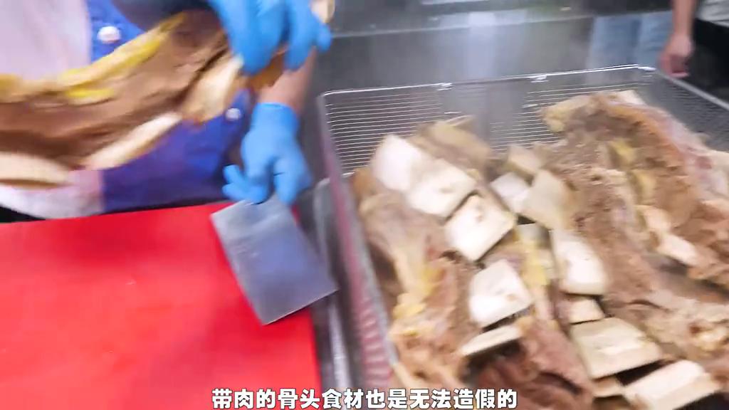 每天100斤面条的面馆,每天供应最新鲜海鲜