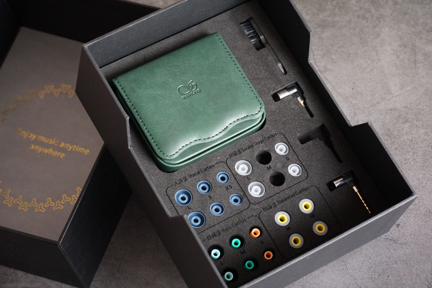 就像是送到宫里的耳机，仅3000元出头，靛蓝色木制入耳式动圈杰作