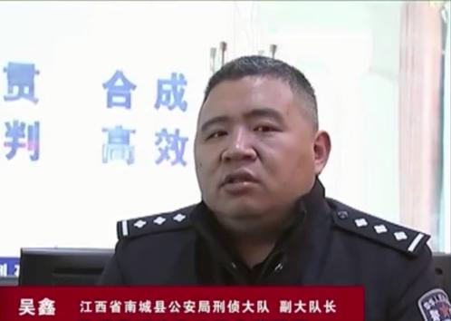 放牛娃捡到一枚古钱币,小伙捡了一千多钱一看原来是冥币