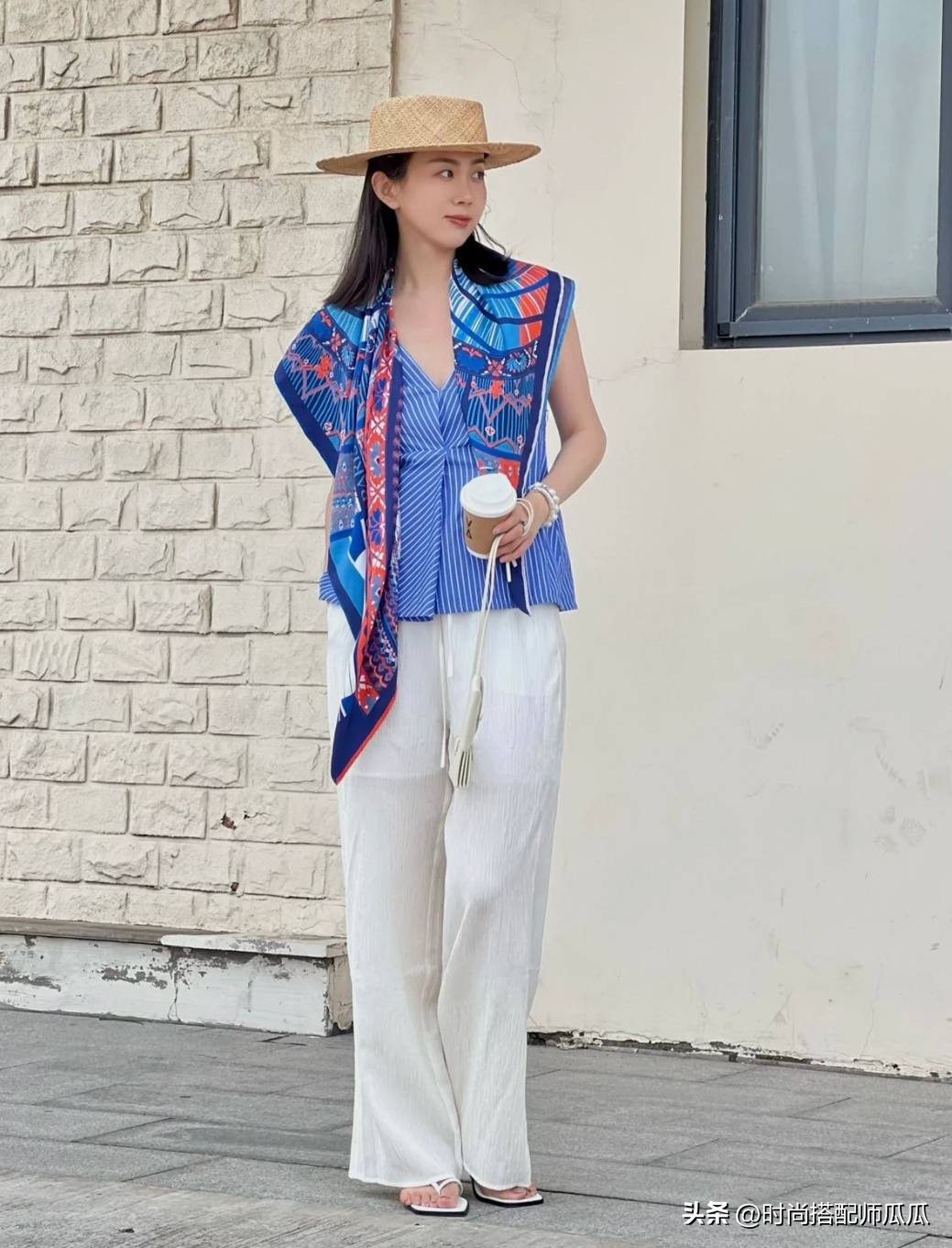 丝巾怎么穿才显得更有气质,土气又廉价的丝巾穿搭技巧