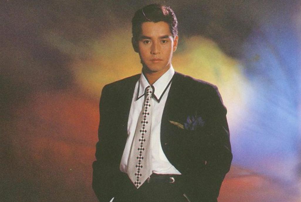 谭咏麟足球现场唱的什么歌,谭咏麟歌坛地位怎样