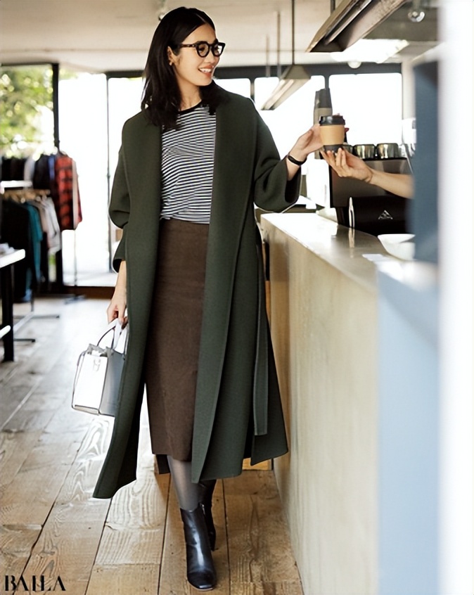 长款百褶裙怎么搭配呢大衣,黑色毛呢大衣配什么颜色百褶裙