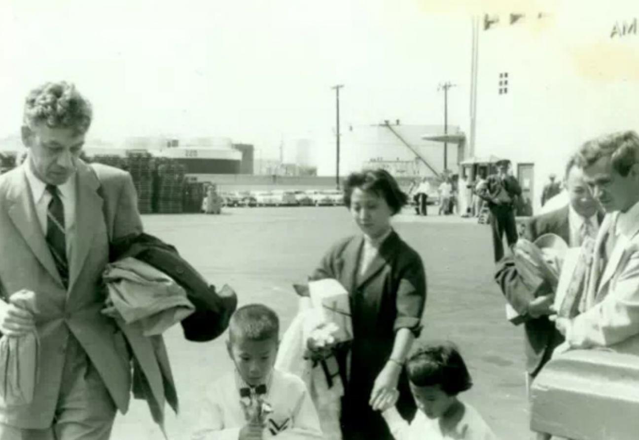 1956年钱学森参加宴会，到场后找不到自己座位，毛主席：坐我身边