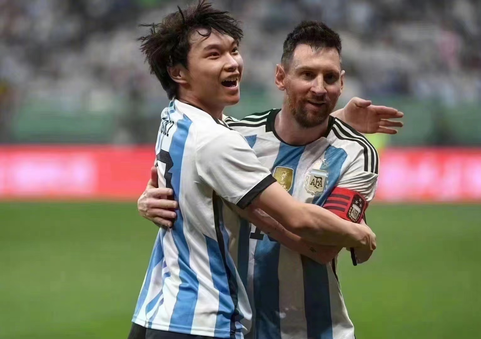 陈妍希看梅西比赛,陈妍希带娃看梅西比赛