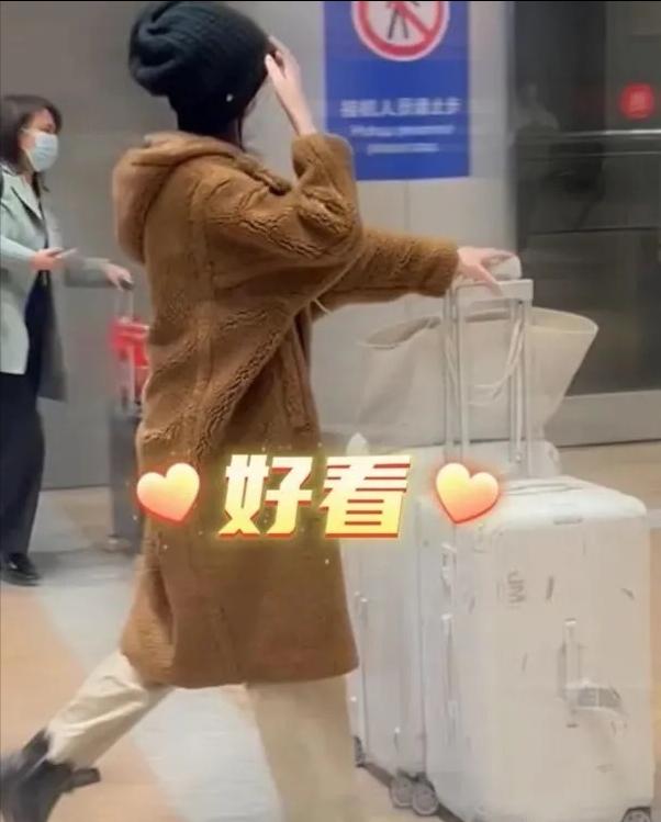 王菲带李嫣香港购物,王菲李嫣金发抢眼