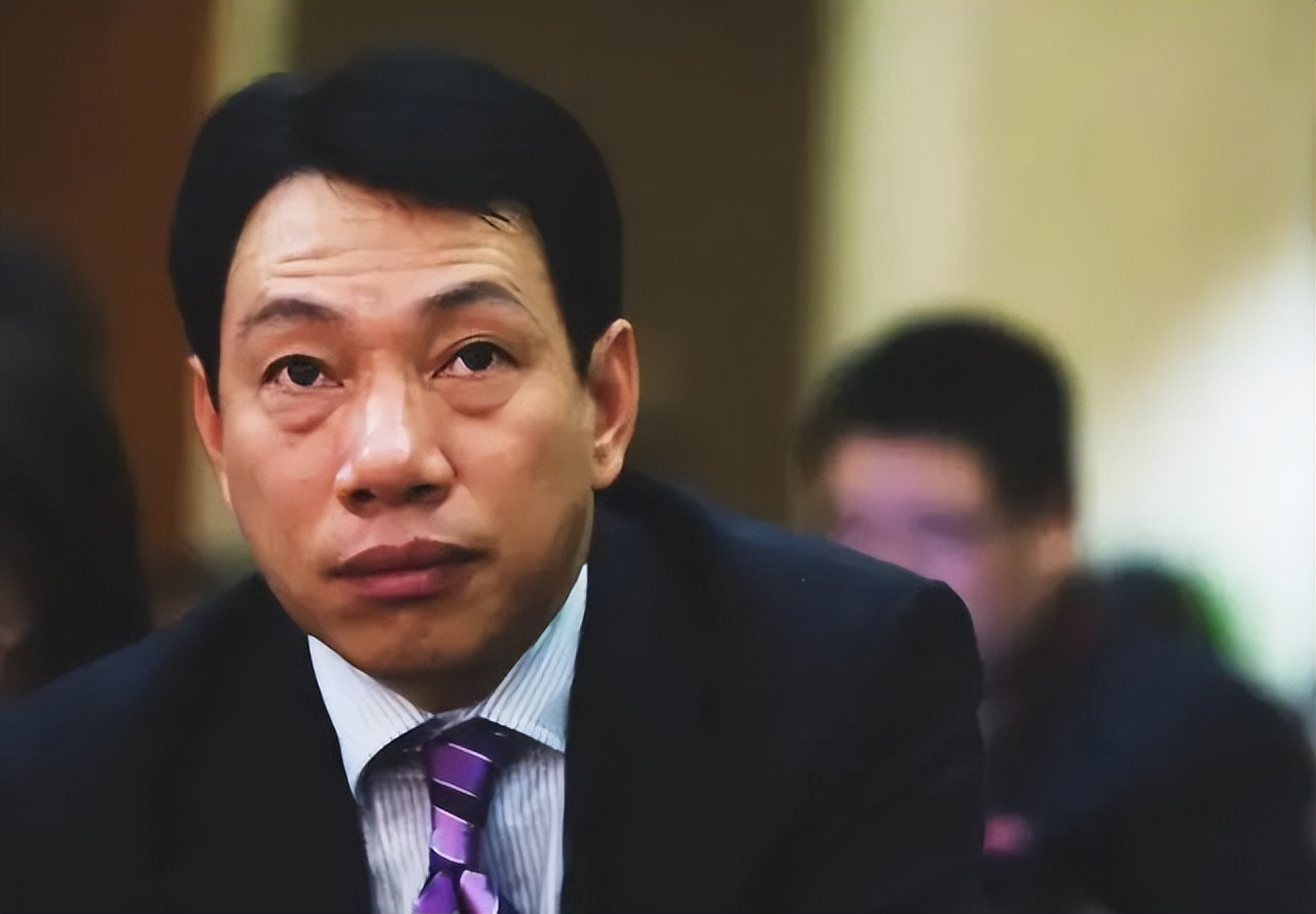 他小学没毕业，花10亿把“打工皇帝”招至麾下，600亿身价还*税逃**