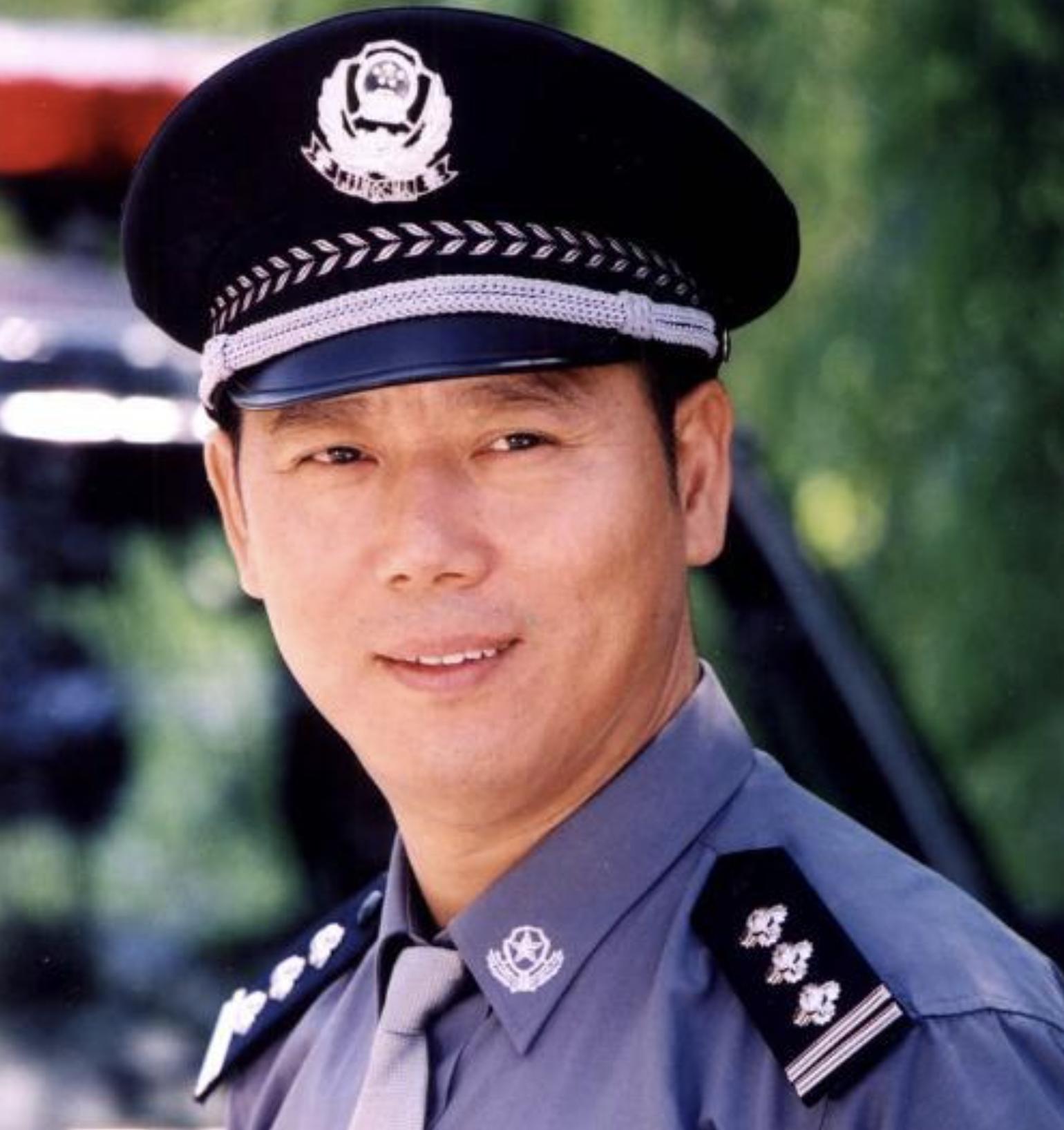 自己住豪宅娶娇妻，却对儿子30年不闻不问，晚年欲买豪车劝子回家