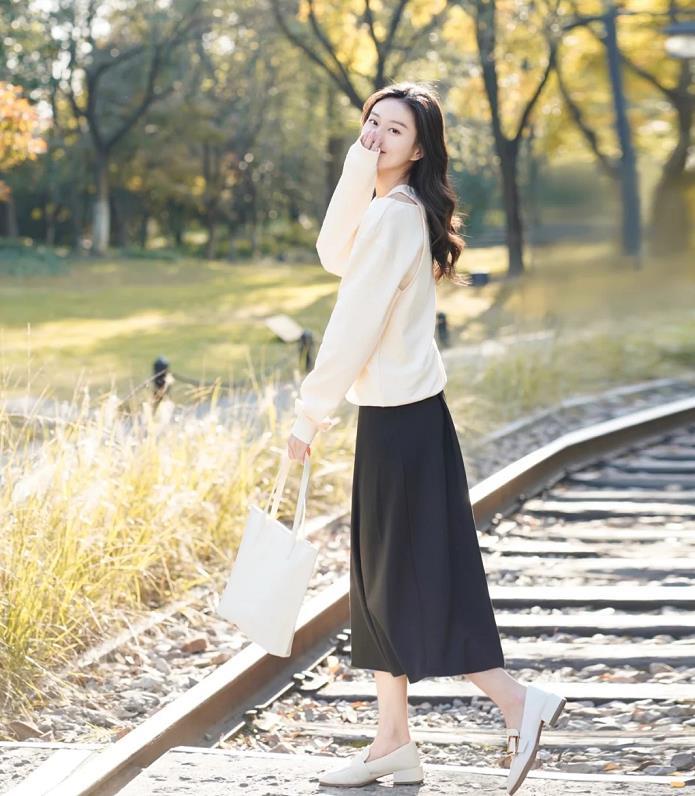 小白鞋搭配什么样的衣服好看,小白鞋搭配黑色连裤袜好看吗