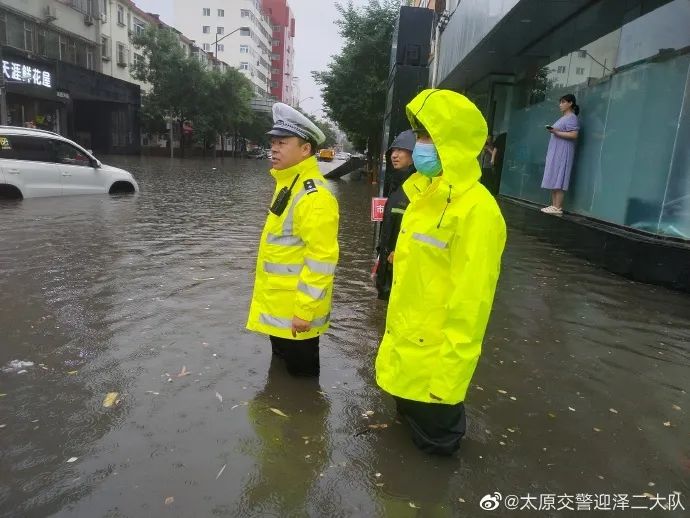 太原交警：窗外下着雨，我在守护你