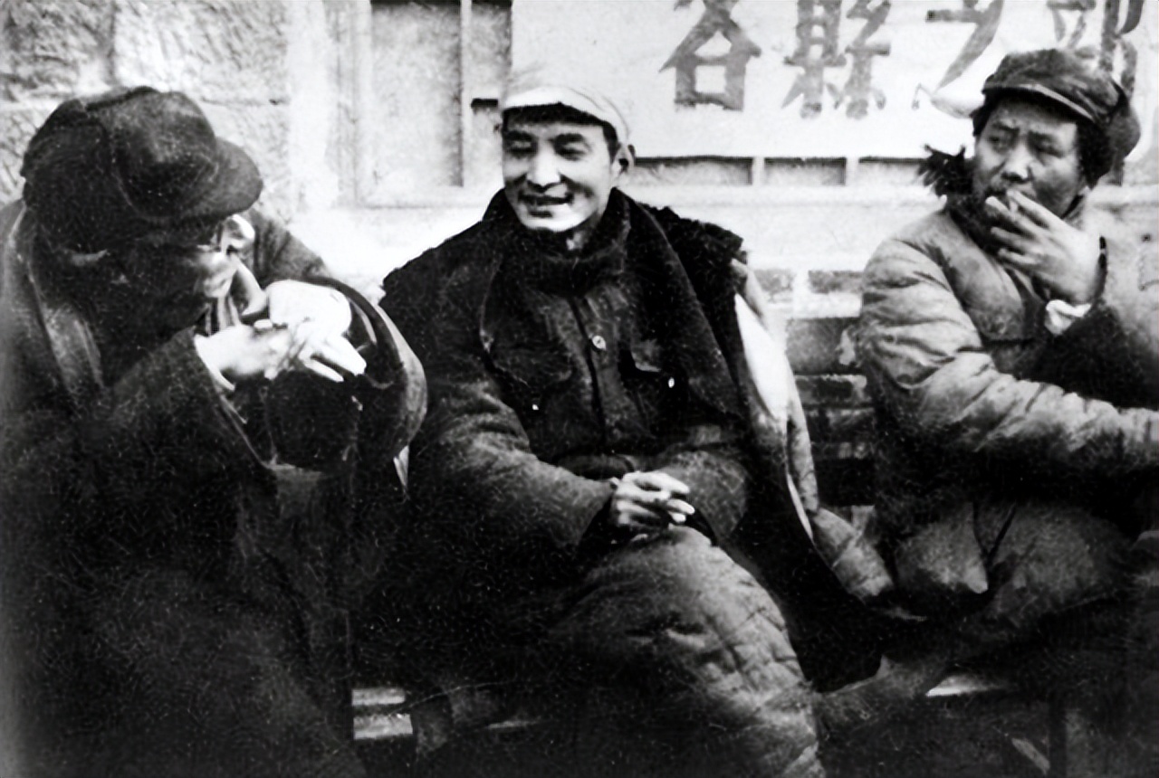 伟人抽烟趣事：毛主席爱抽雪茄，*少奇刘**抽便宜烟，*小平邓**被递条子