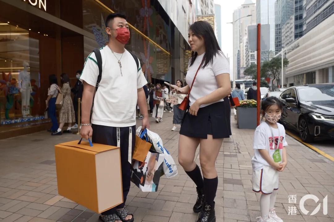 中国旅客湧广东道名店排队买名牌包，有游客日花10万！