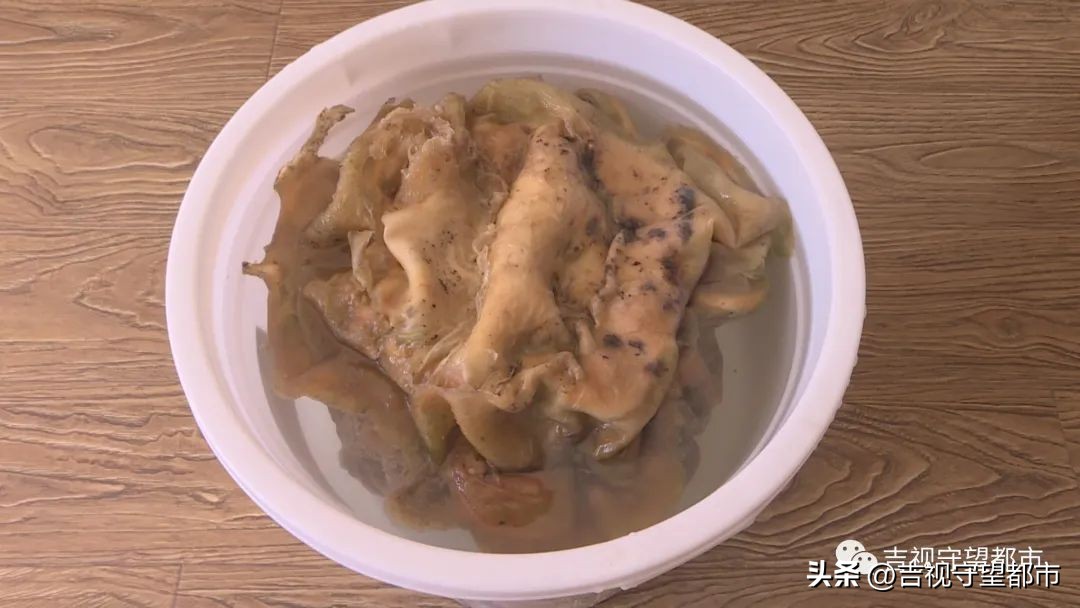 男子捡到太岁天天喝水,记者在河边采访村民捡到太岁