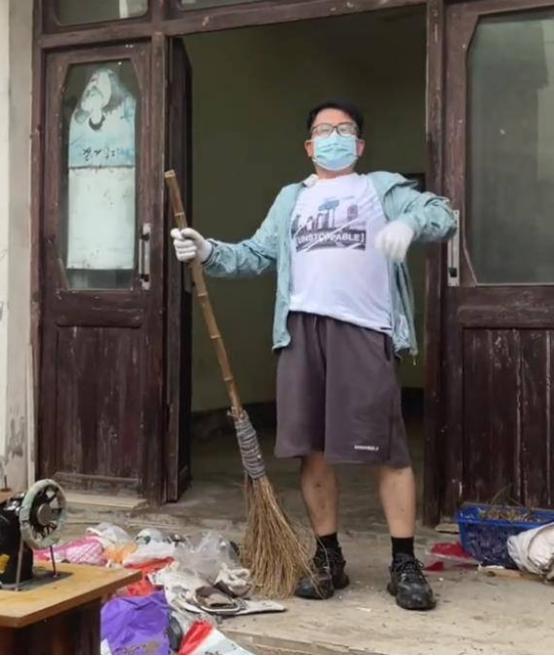 来内地养老的七位港星：农村盖大别墅，免费坐公交，生活很滋润