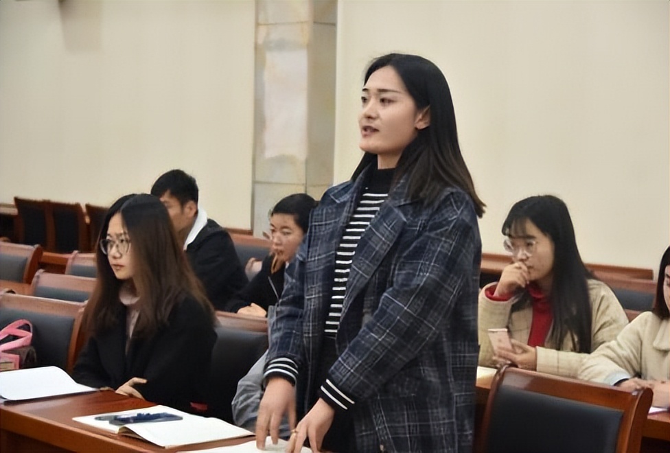 考研容易且适合考公务员的专业,考研考公务员比较有用的专业