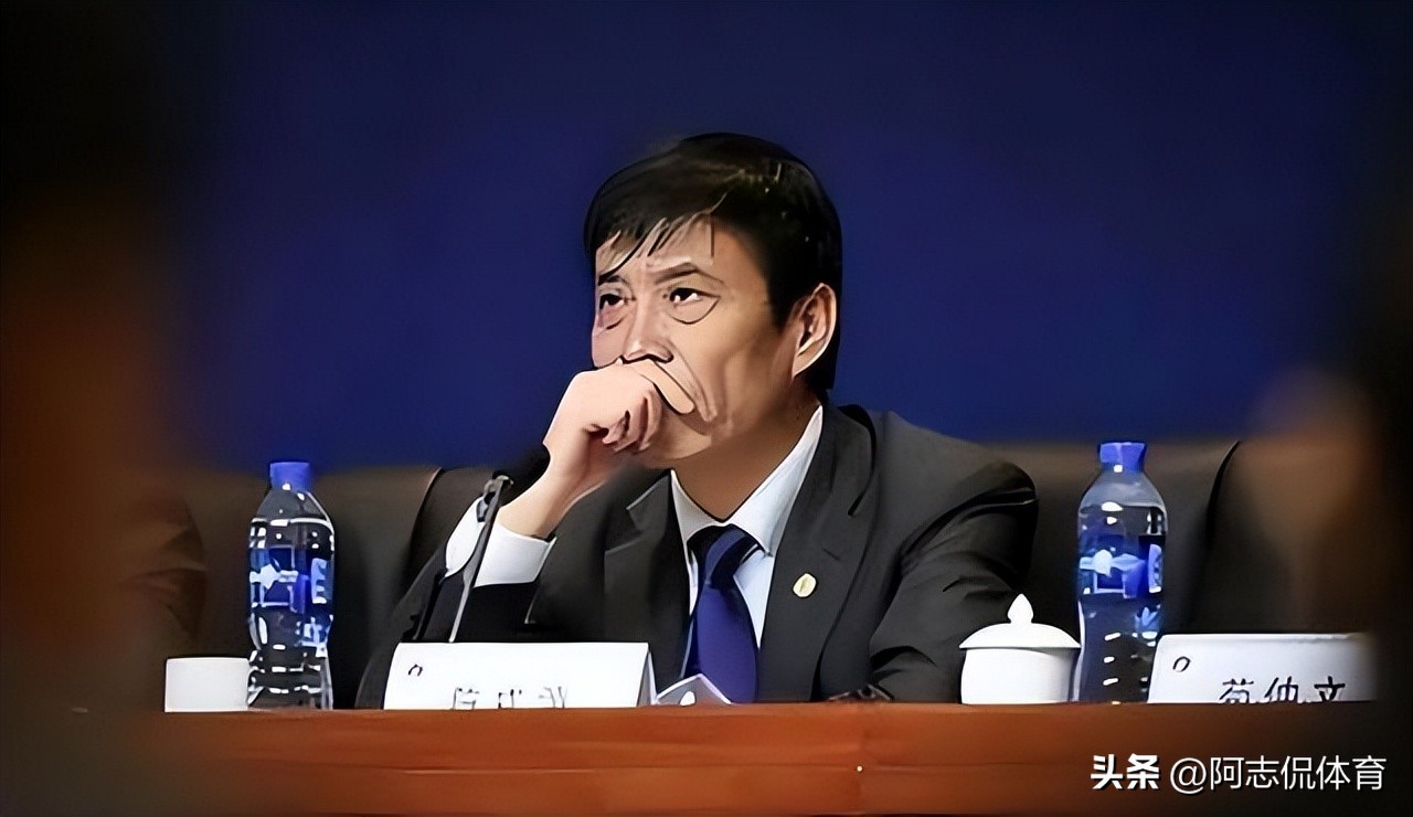 曝陈戌源被2位黑衣人带走，曾公开谈论刘奕被抓，球迷：内心强大