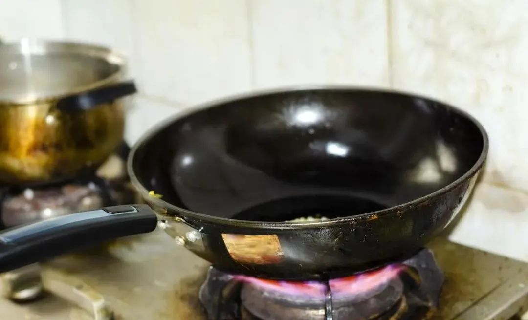 新买的铸铁锅千万别直接用,生铁铁锅如何开锅才不生锈不粘锅