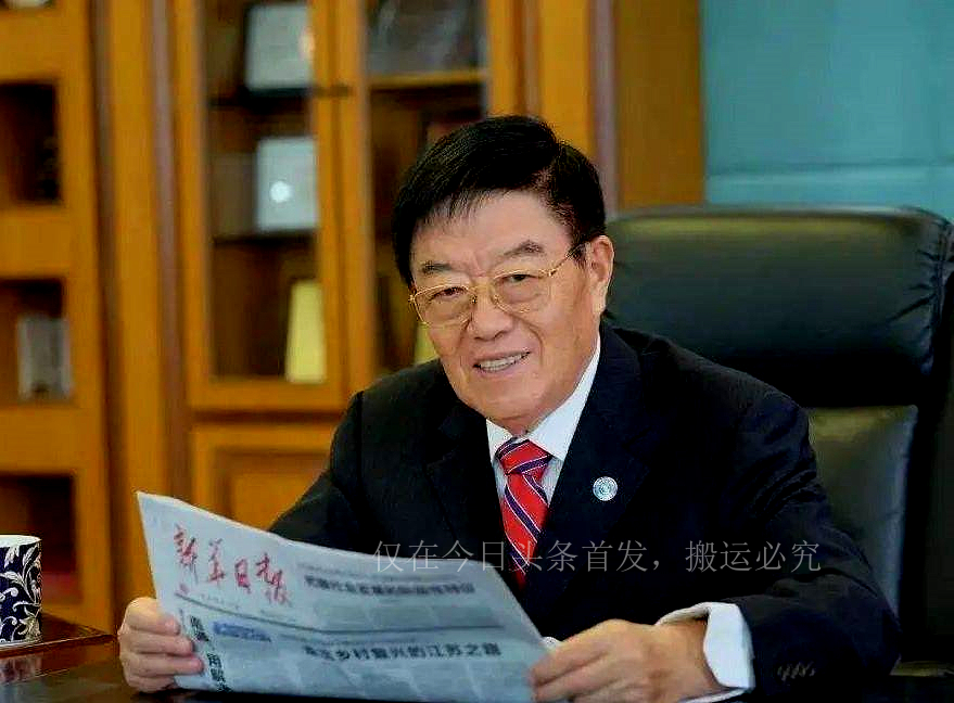 他是民企“药王”，一年卖800亿，工厂建得像故宫，却坚持不上市