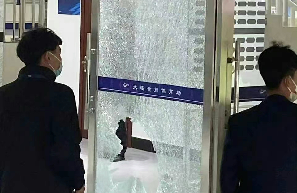 徐新疑踢碎球场玻璃门最新消息,徐新踢坏门追加处罚