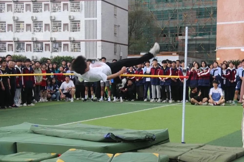 李中学子多矫健运动场上展英姿—李渡中学第四十届田径运动会纪实