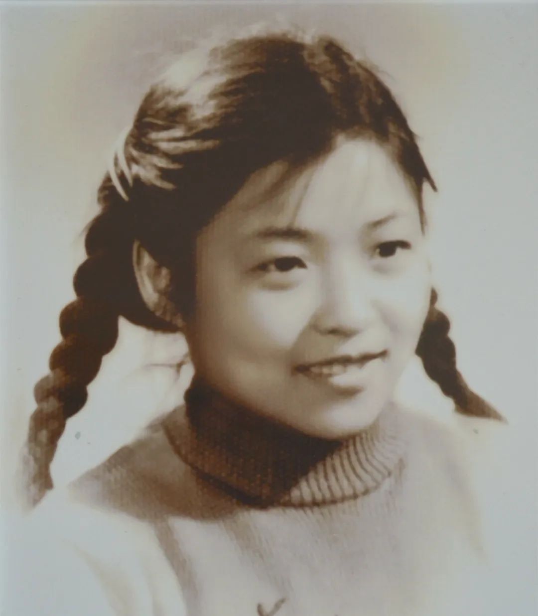 被作者选中首唱《*疆新**好》，她的歌声从*疆新**唱到了北京怀仁堂