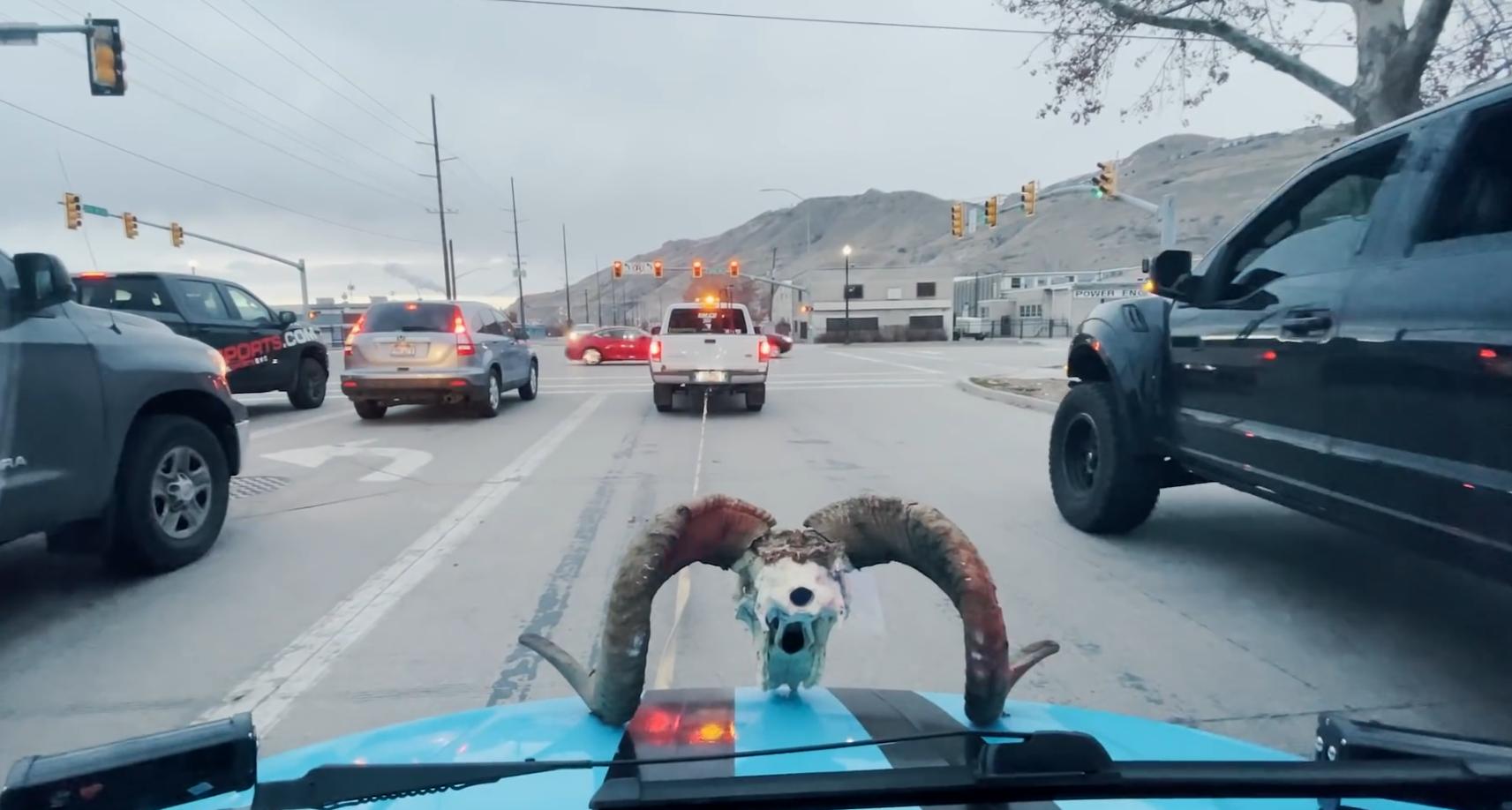 美国佬看不上我国电车，图便宜花2000买来试驾，却爱上了中国制造